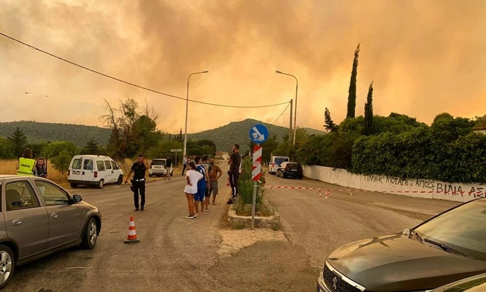 Φωτιά στα Βίλια: Το μέτωπο πλησιάζει τα σπίτια - Άλλαξαν φορά οι άνεμοι